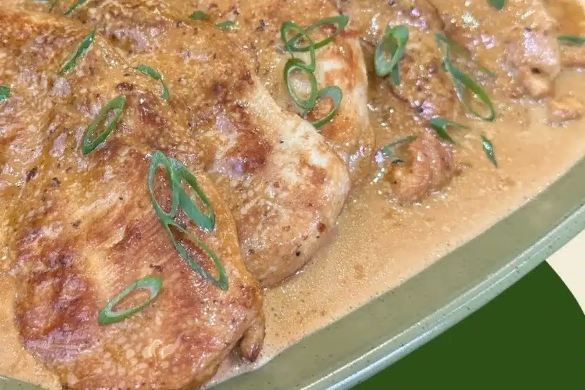 Frango ao molho de creme de leite bem temperado, para uma re