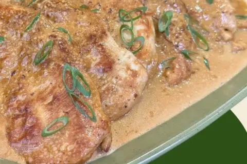Frango ao molho de creme de leite bem temperado, para uma re