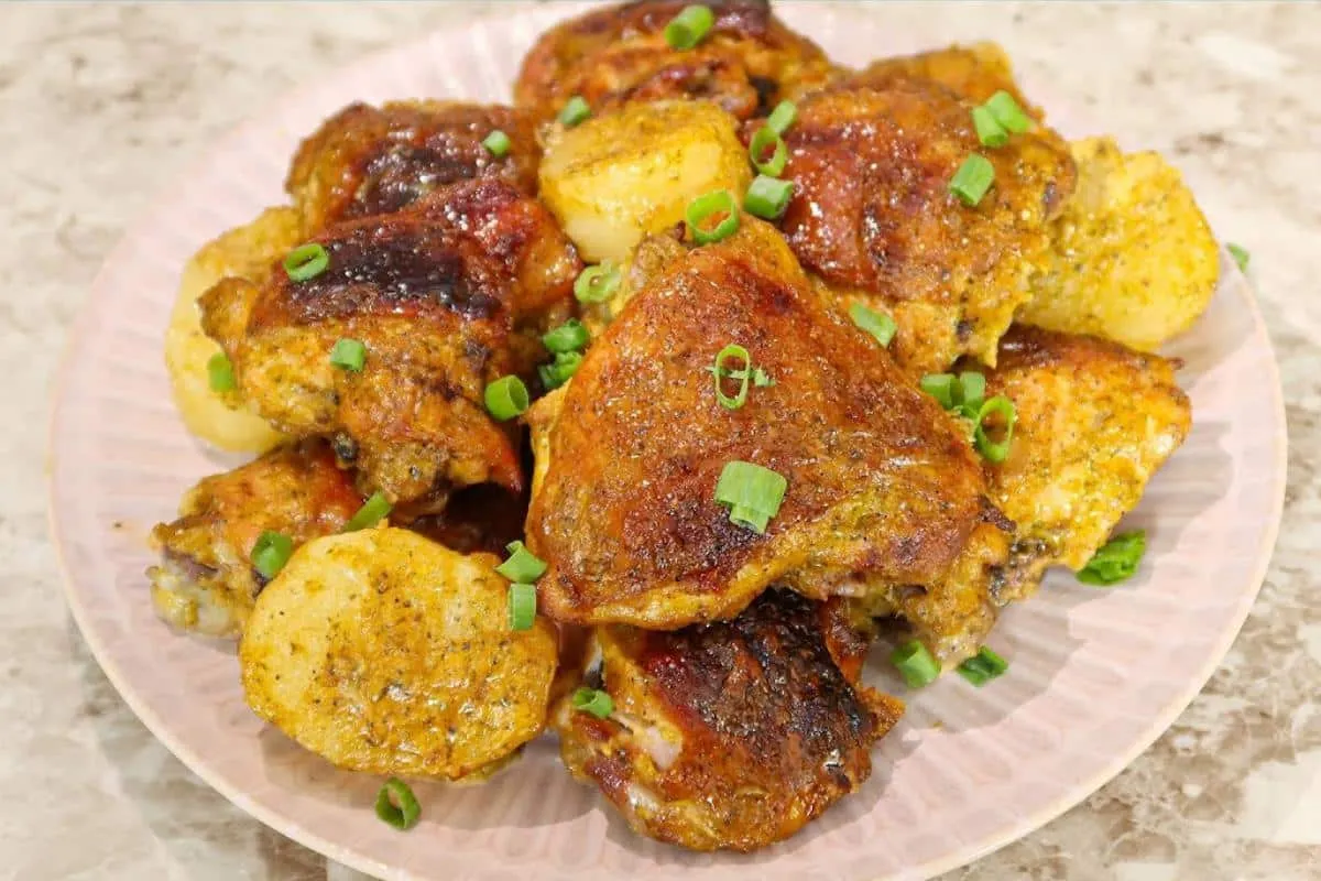 Frango assado com batata muito suculento para você servir no