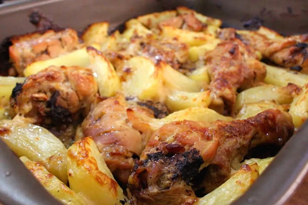 Frango assado com batata perfeito e suculento o prato clássi