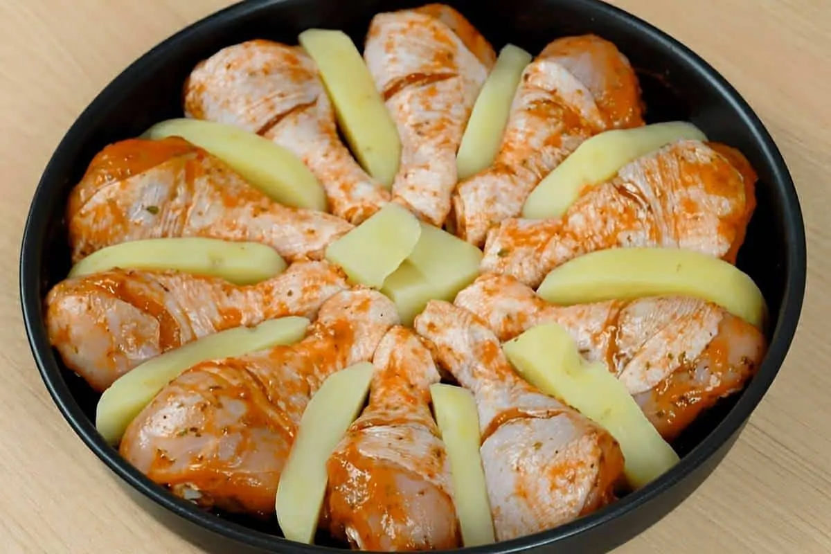 Frango assado com batatas fácil e delicioso a mistura perfei
