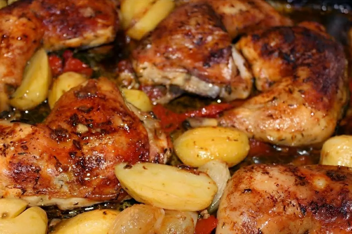Frango assado com batatas muito saboroso e perfeito para a r