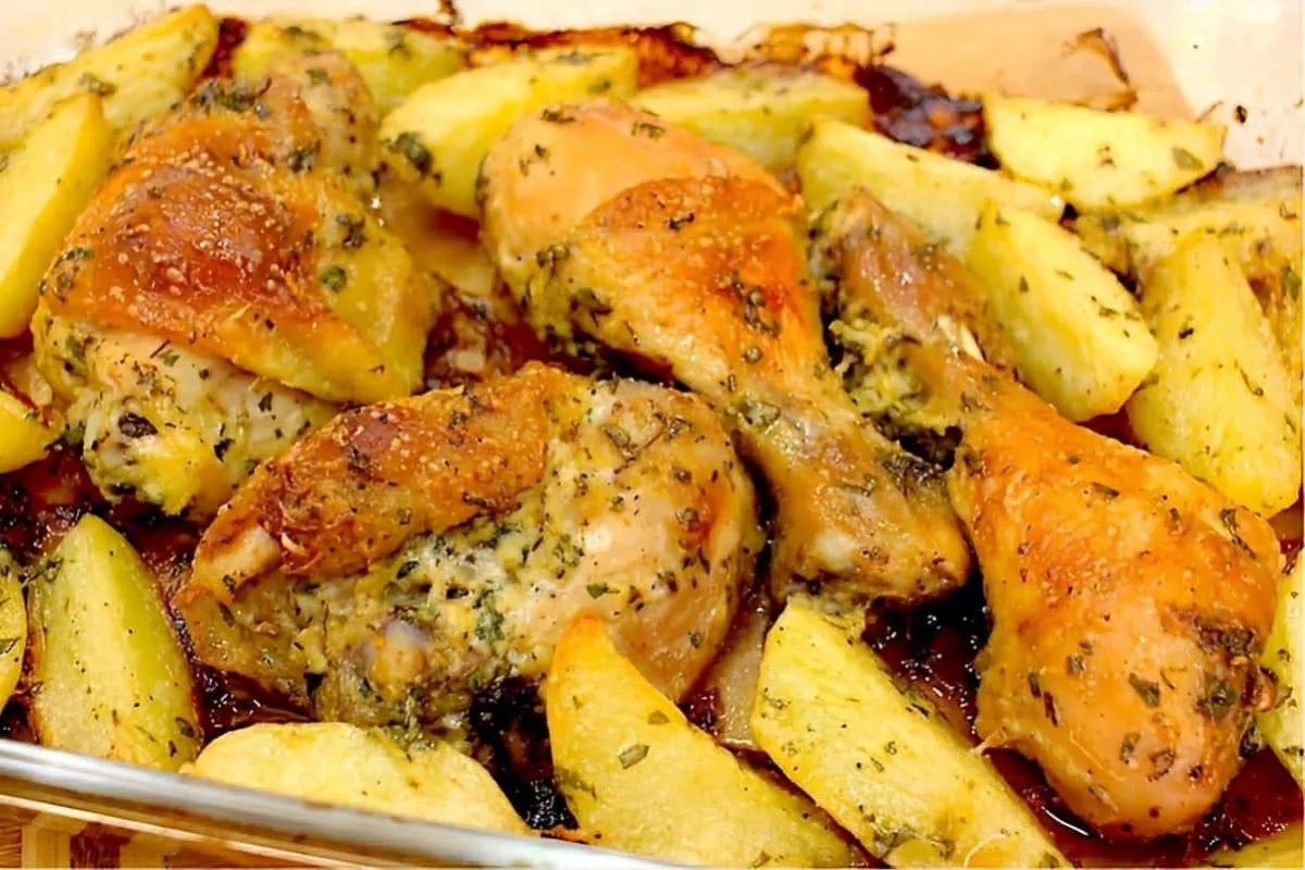 Frango assado com batatas no forno com tempero perfeito para