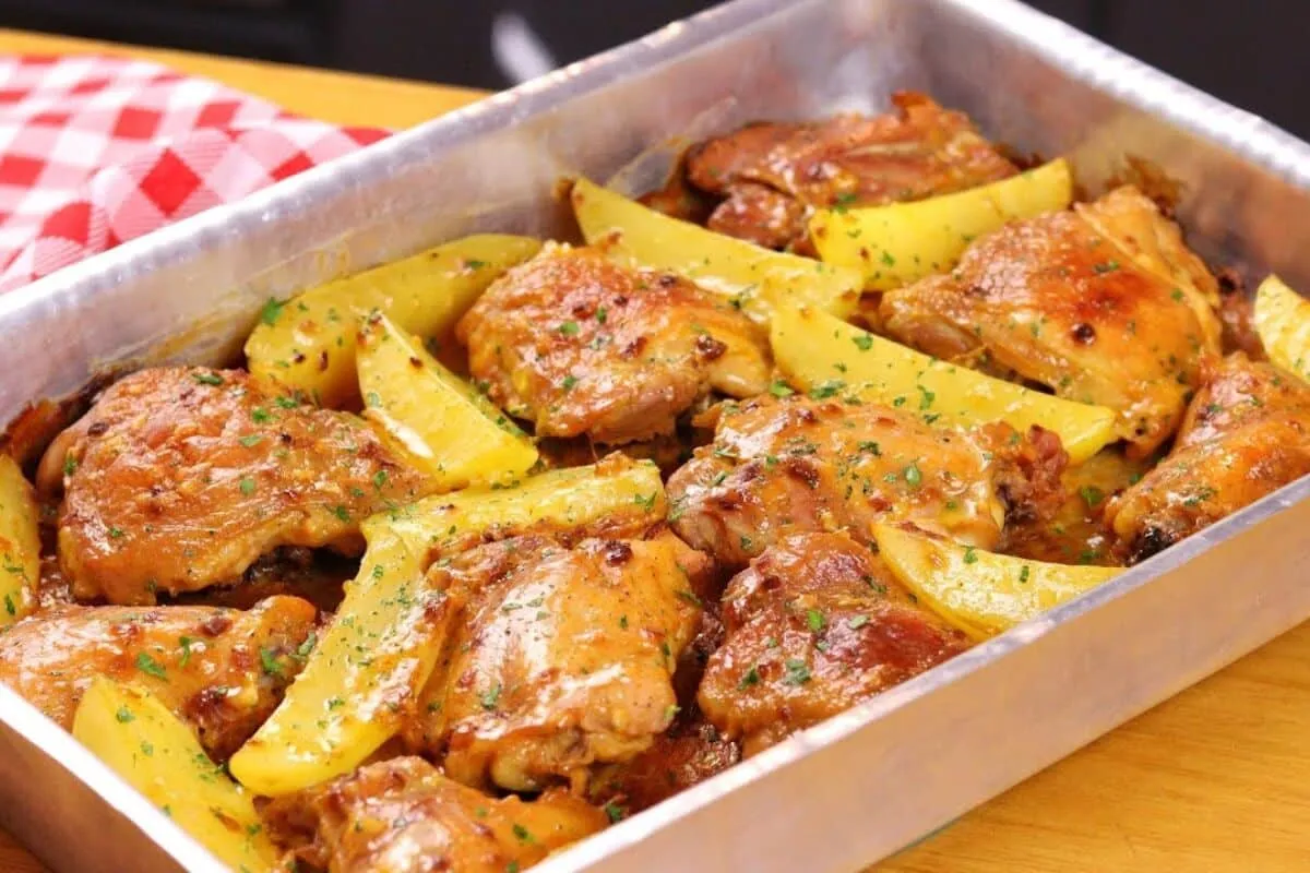 Frango assado com batatas suculento e dourado, do jeito que