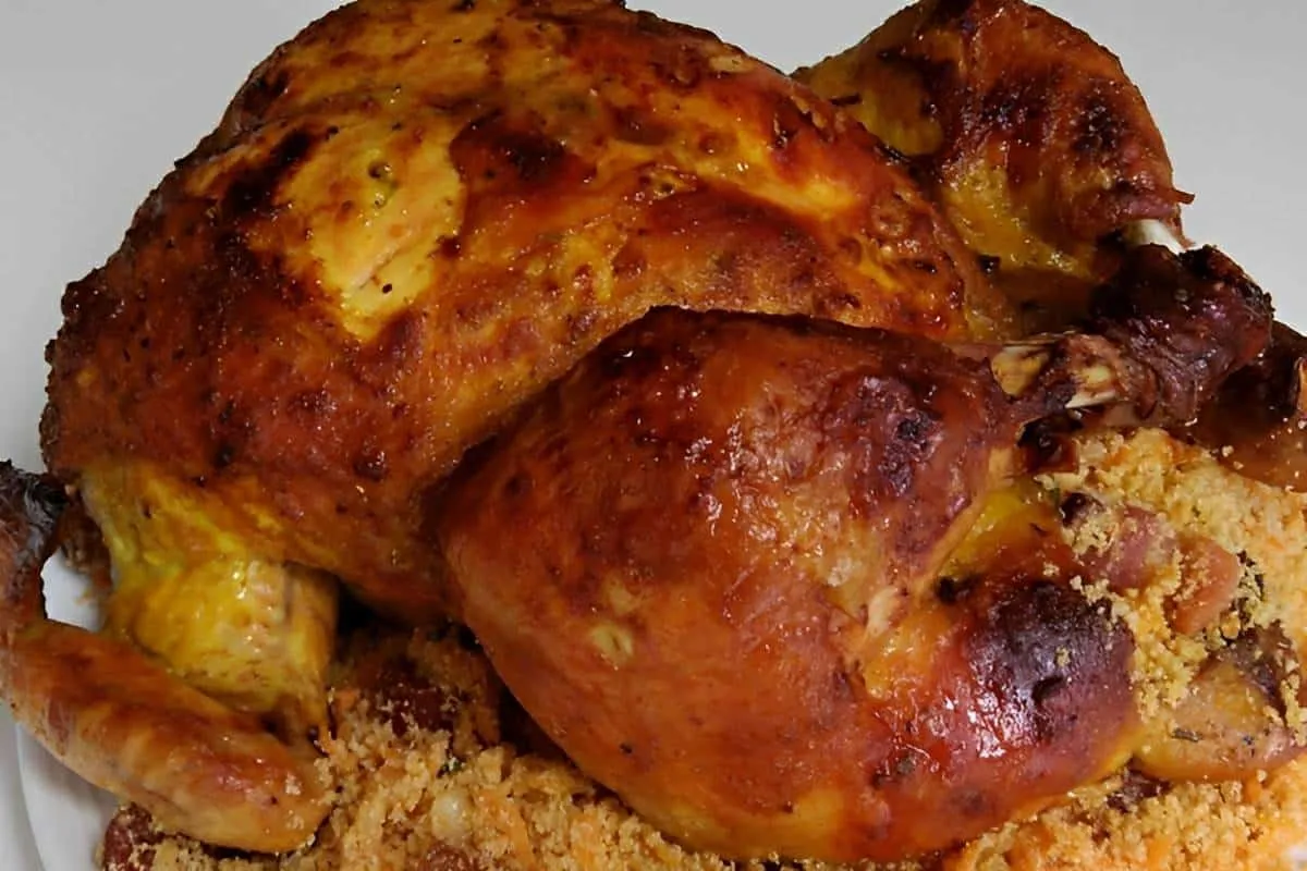 Frango assado com farofa fica igual frango de padaria uma de