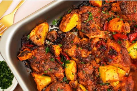 Frango assado de domingo com batatas gostoso e não fica ress