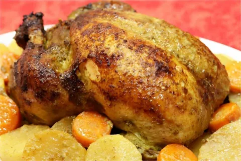 Frango assado e recheado de natal feito com tempero especial