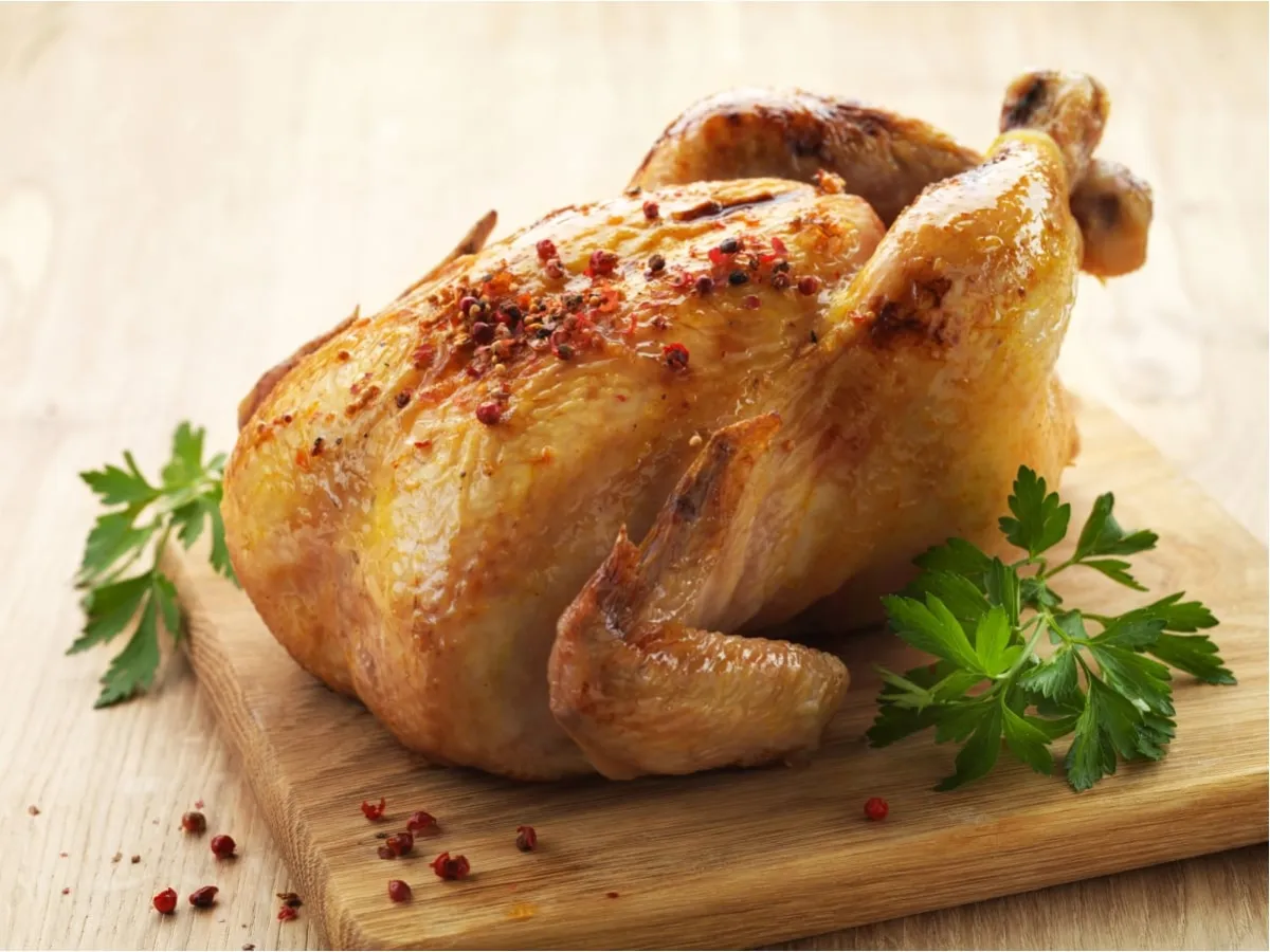 Frango assado fácil é só temperar e colocar no forno perfeit