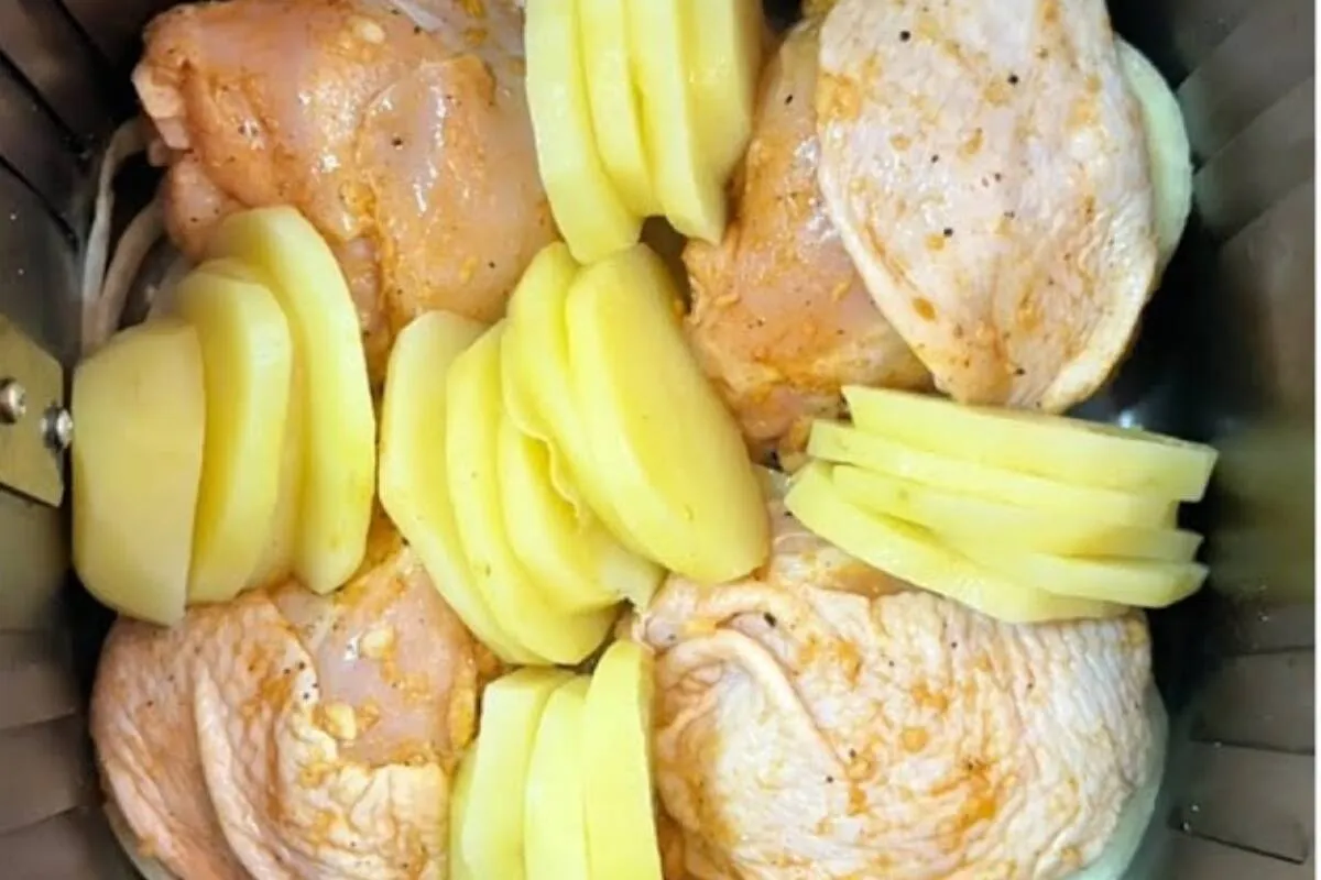 Frango assado na airfryer com batata: receita ótima para seu