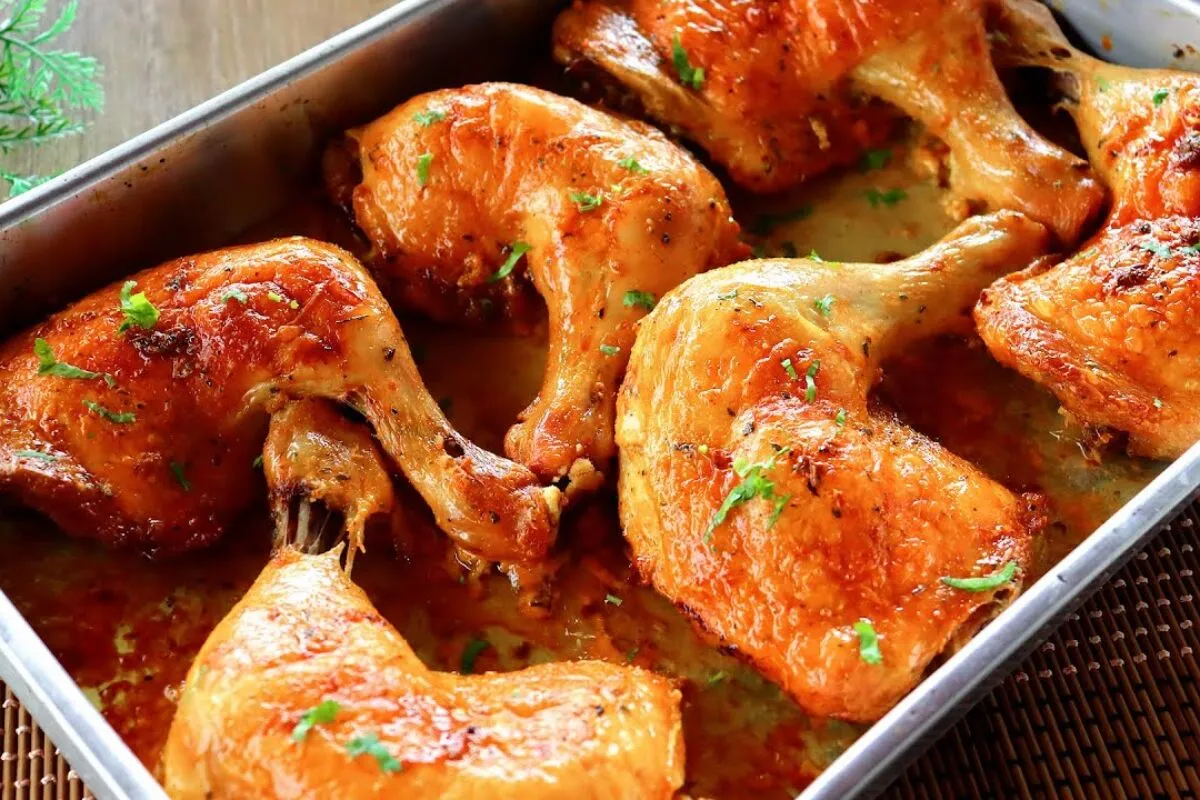 Frango assado na maionese delicioso, suculento por dentro e