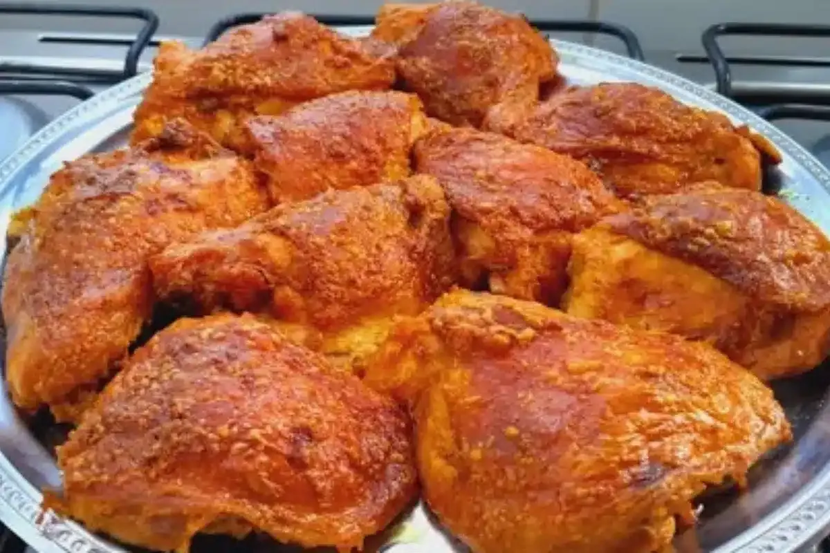 Frango assado na maionese feito no forno com um tempero espe