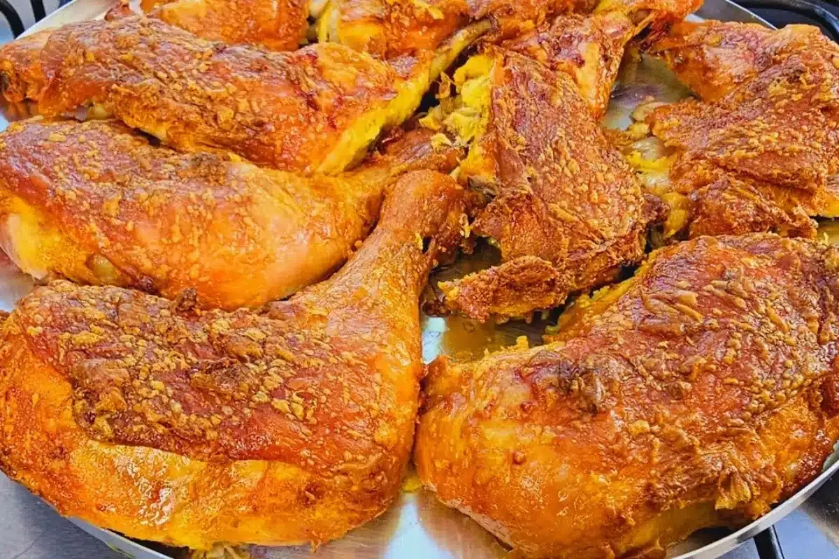 Frango assado na maionese: fica com uma casquinha bem crocan
