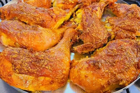 Frango assado na maionese: fica com uma casquinha bem crocan