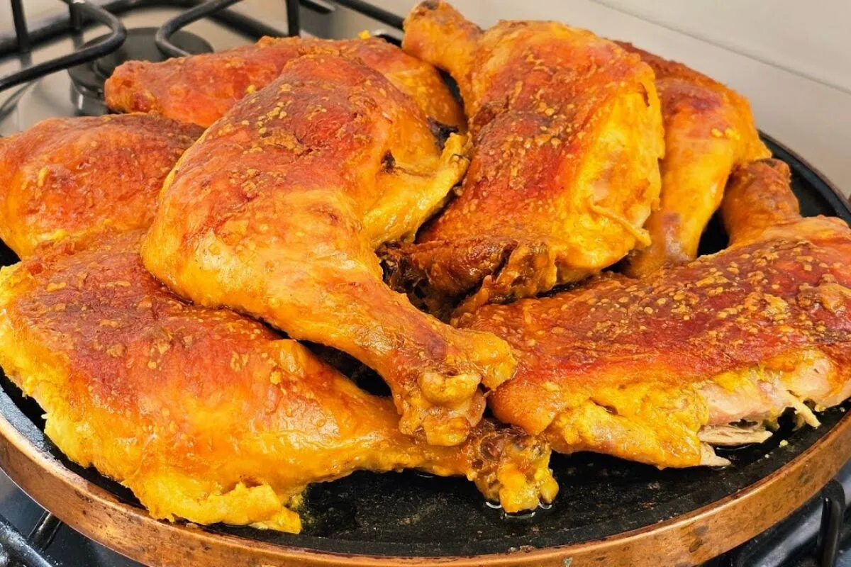 Frango assado na maionese que fica macio, saboroso e suculen