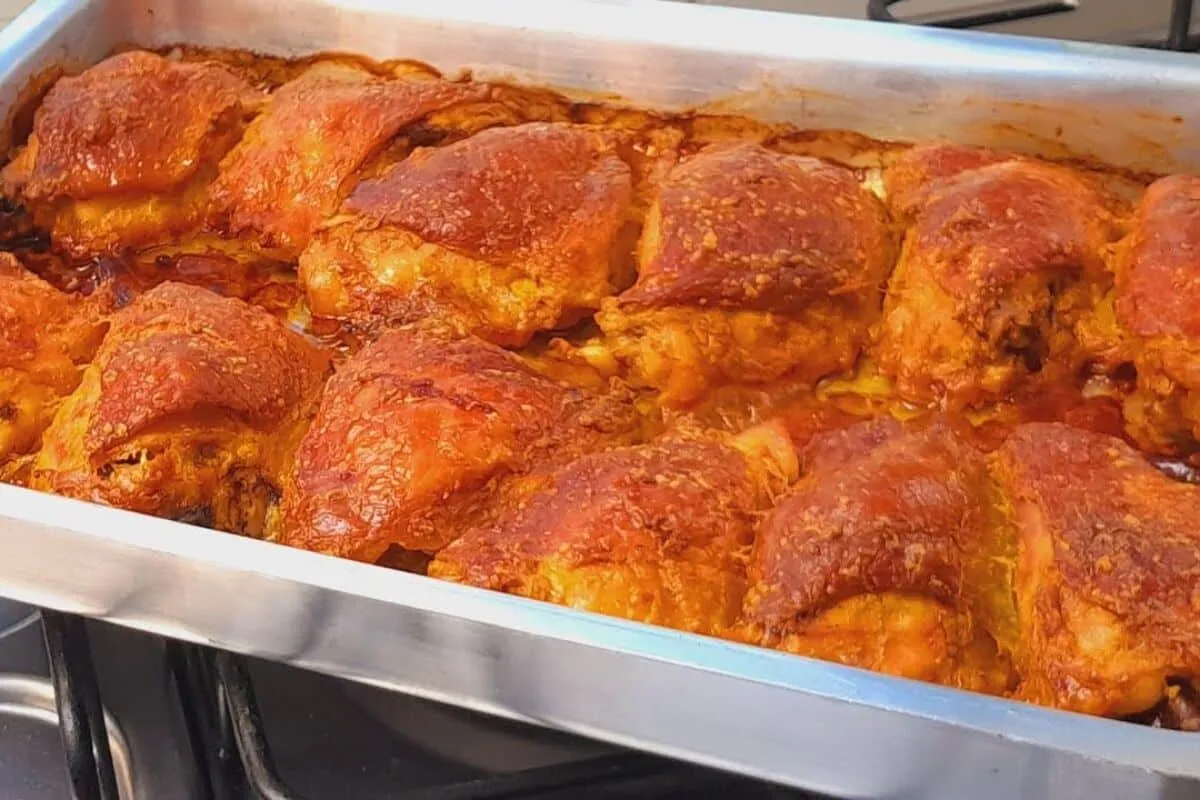 Frango assado na maionese que viralizou na internet, de tão suculento e fácil de preparar, ideal para o seu jantar durante a semana