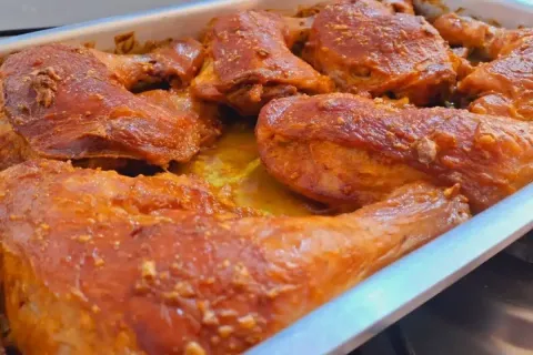 Frango assado na maionese: receita macia e suculenta para o 