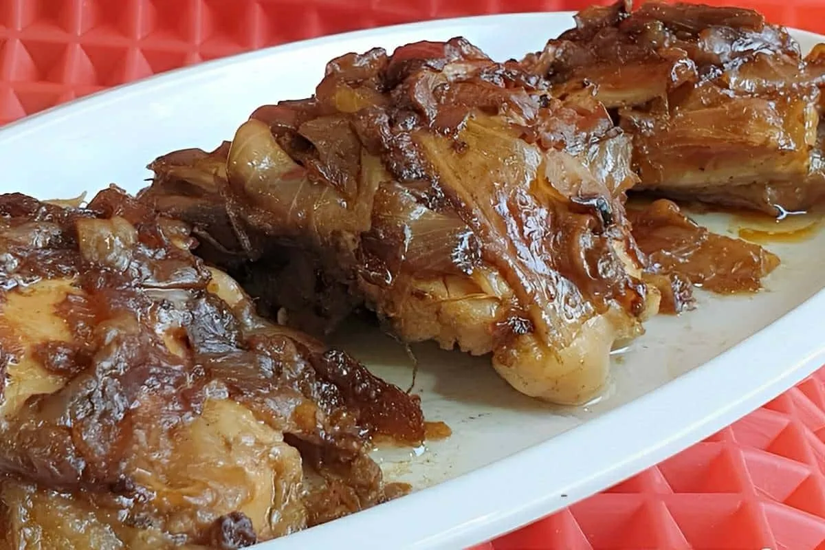 Frango assado na panela de pressão com cebola sem água ela c