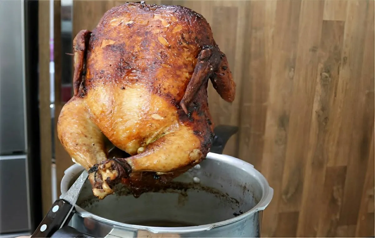 Frango assado na panela de pressão fica pronto bem mais rápi