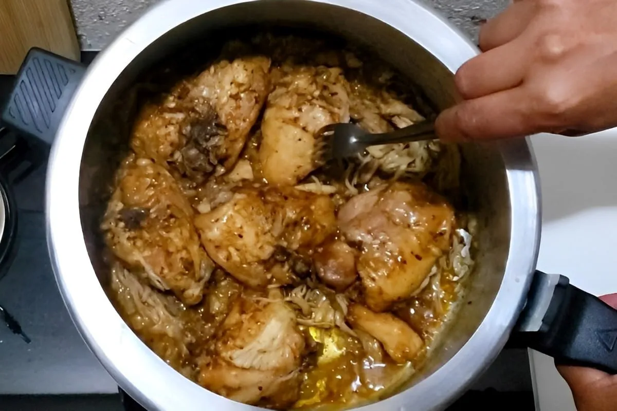 Frango assado na panela de pressão fica pronto em 10 minutos