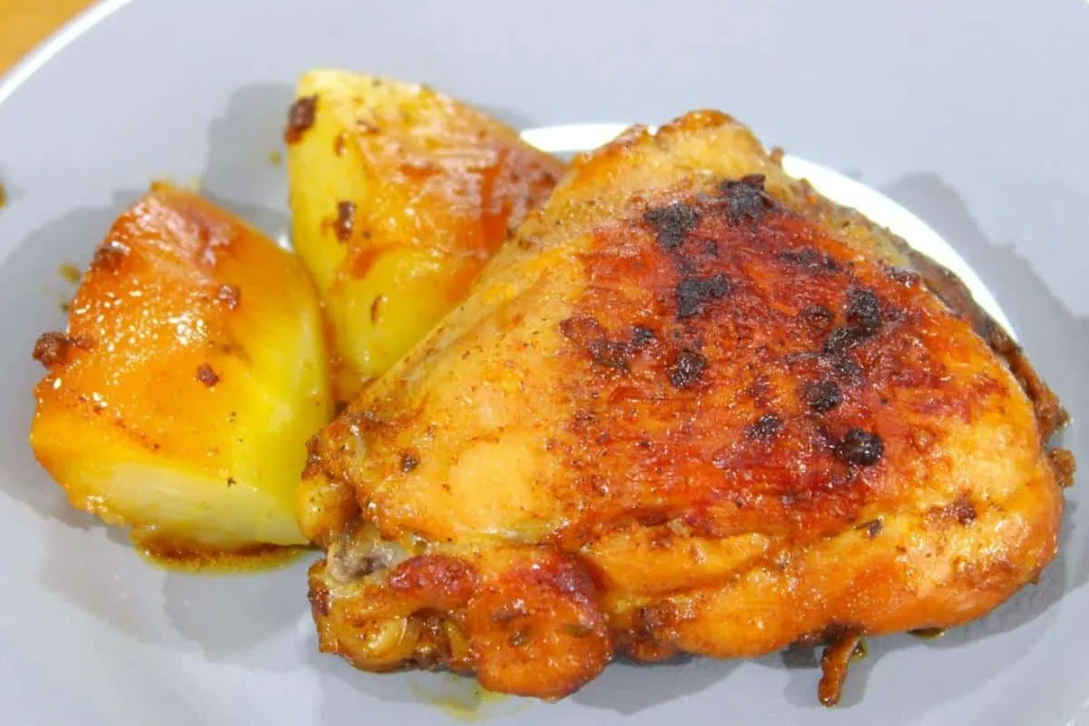Frango assado na panela que fica muito gostoso e combina com