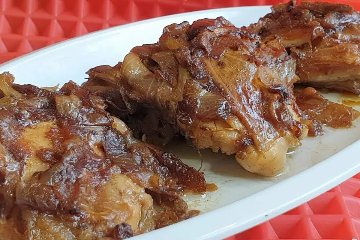 Frango assado na panela que fica muito saboroso e suculento