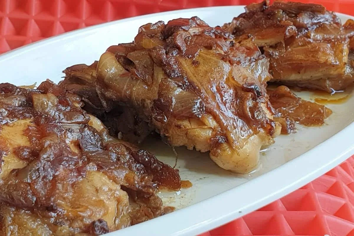 Frango assado na panela que fica muito suculento e saboroso