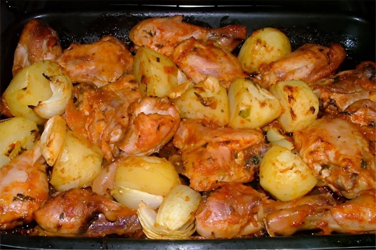 Frango assado no forno com batatas um almoço prático para to