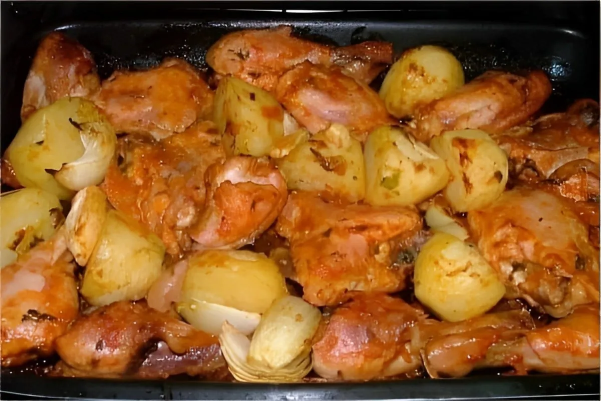 Frango assado no forno com batatas um prato delicioso e econ