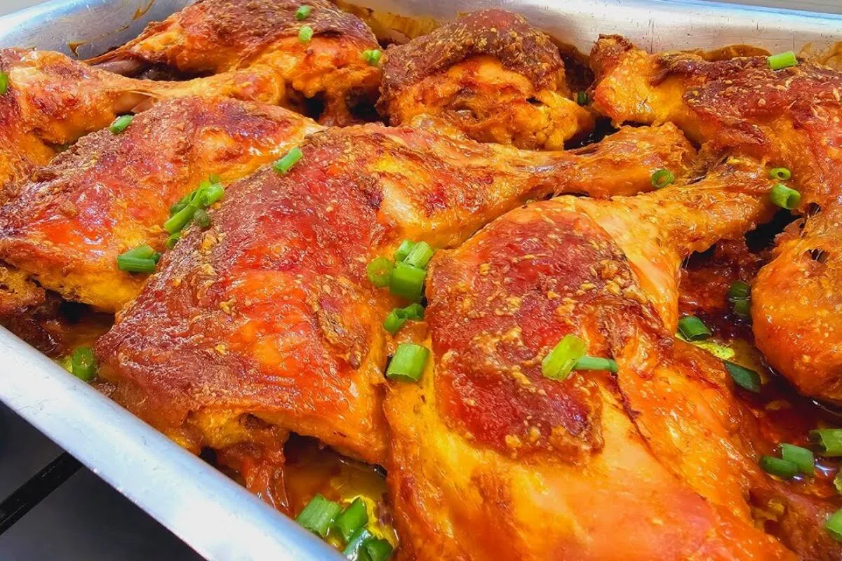 Frango assado no forno que fica suculento por dentro e uma c