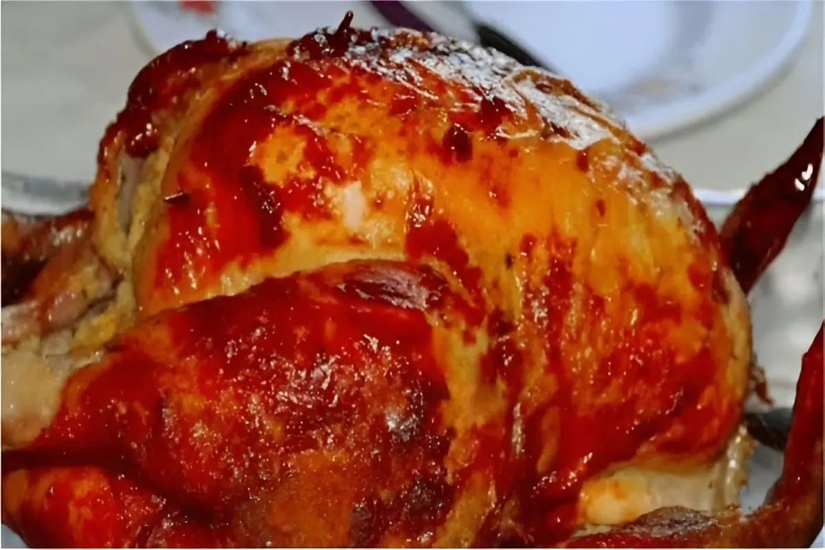 Frango assado no forno suculento com pele crocante uma delíc