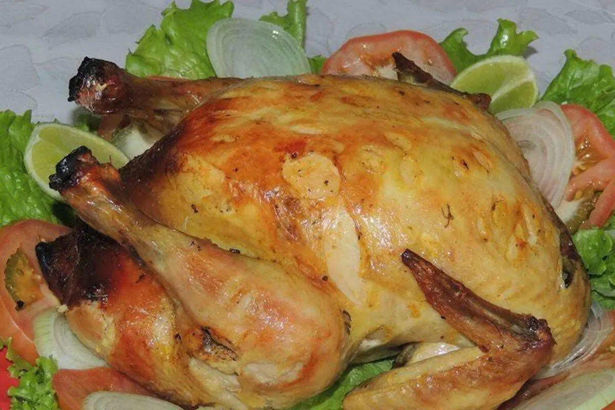 Frango assado recheado com farofa perfeito para um delicioso
