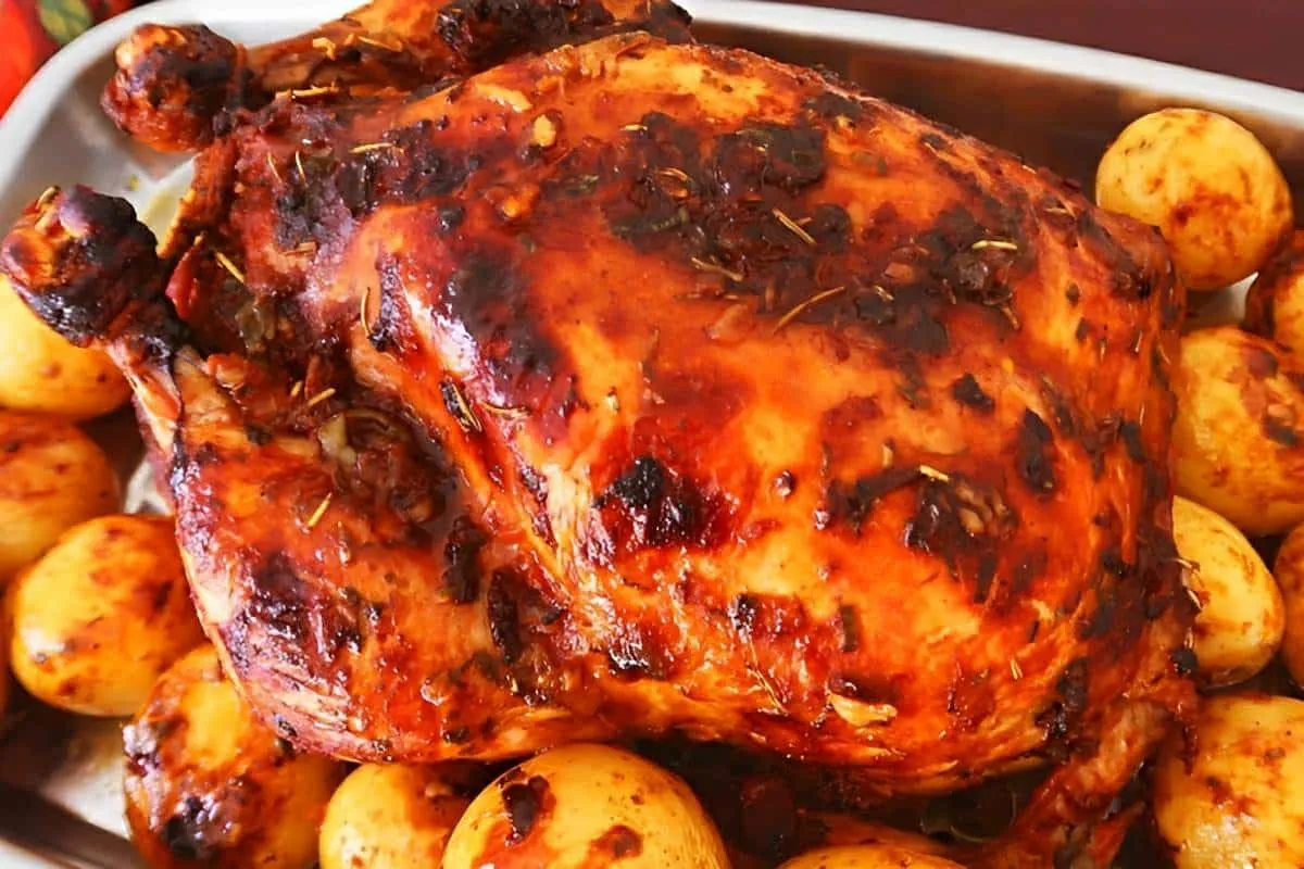 Frango assado recheado com farofa uma delícia para o seu alm