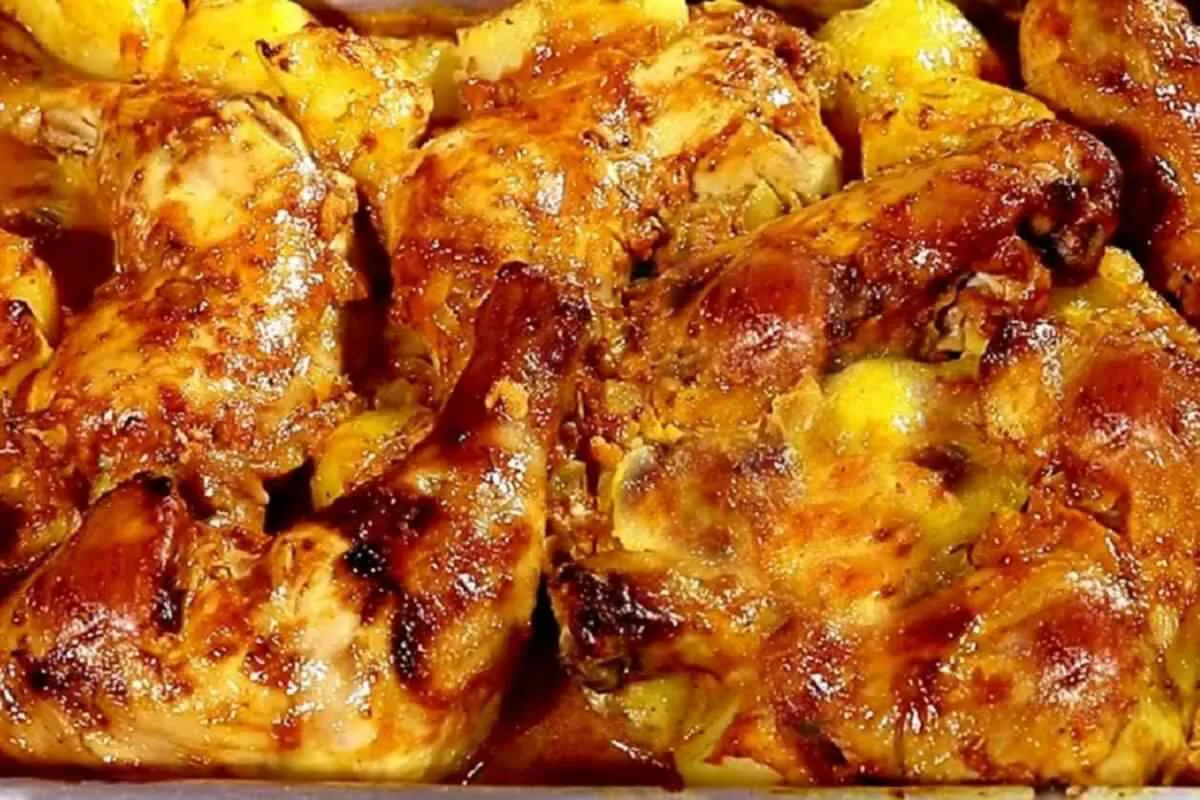 Frango com batata assado no forno fica todo molhadinho e suc