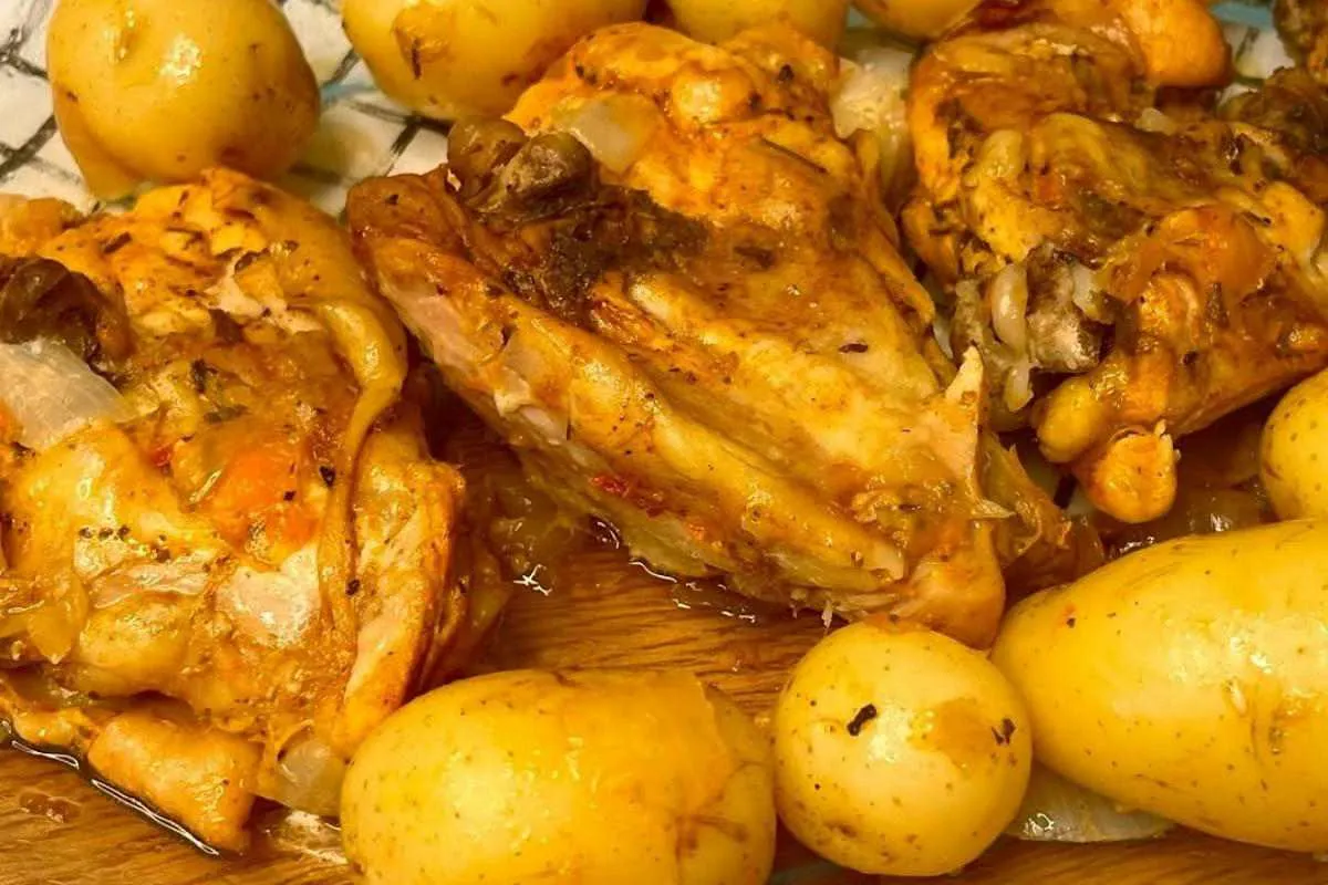 Frango com batata de um jeito especial para servir no doming