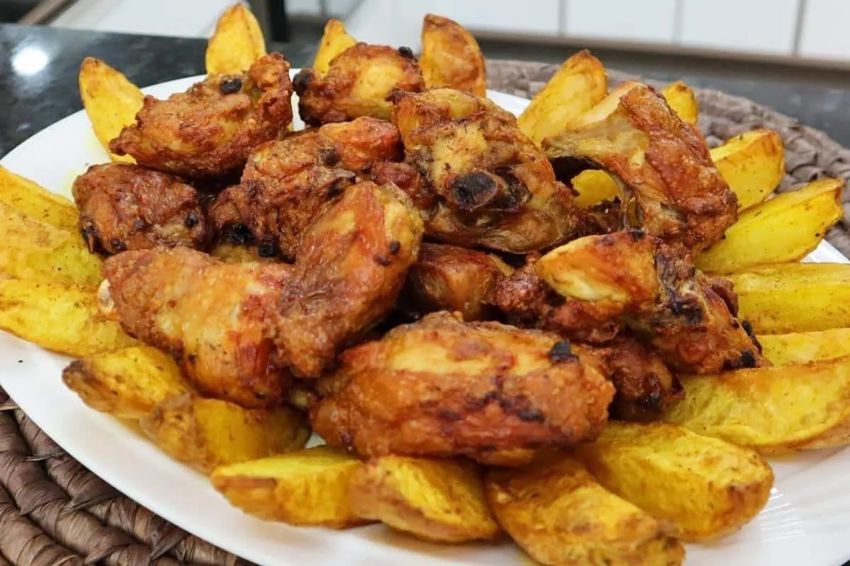 Frango com batatas na air fryer que fica bem crocante e sucu