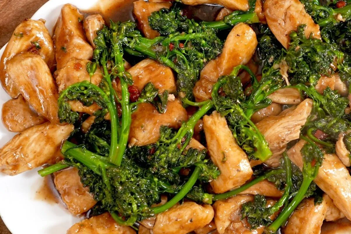Frango com brócolis ao molho shoyu, receita simples com sabo