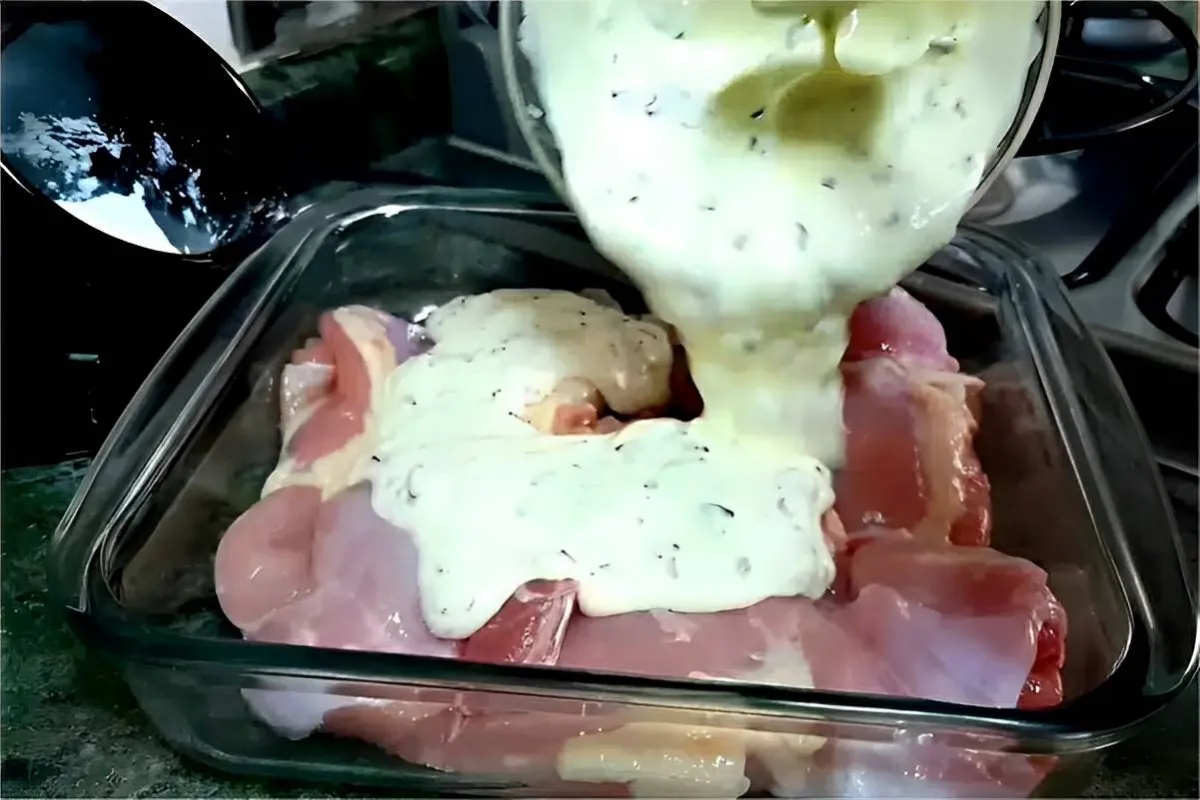 Frango com creme de cebola caseiro fica suculento e saboroso