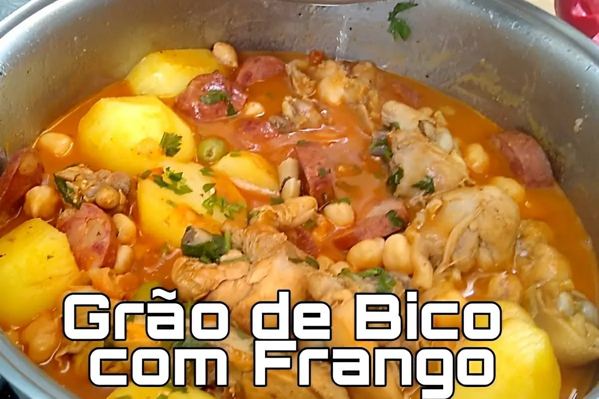 Frango com grão de bico na panela um prato delicioso e sucul
