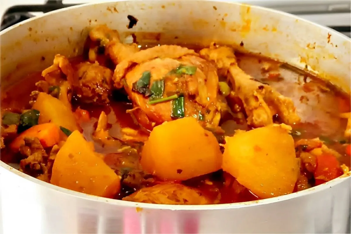 Frango com legumes na panela um ensopado delicioso e suculen