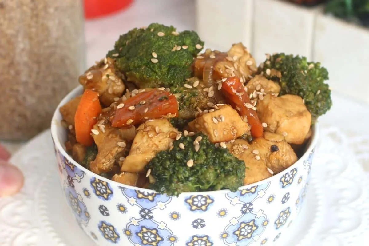 Frango com legumes: uma receita colorida, saudável e saboros