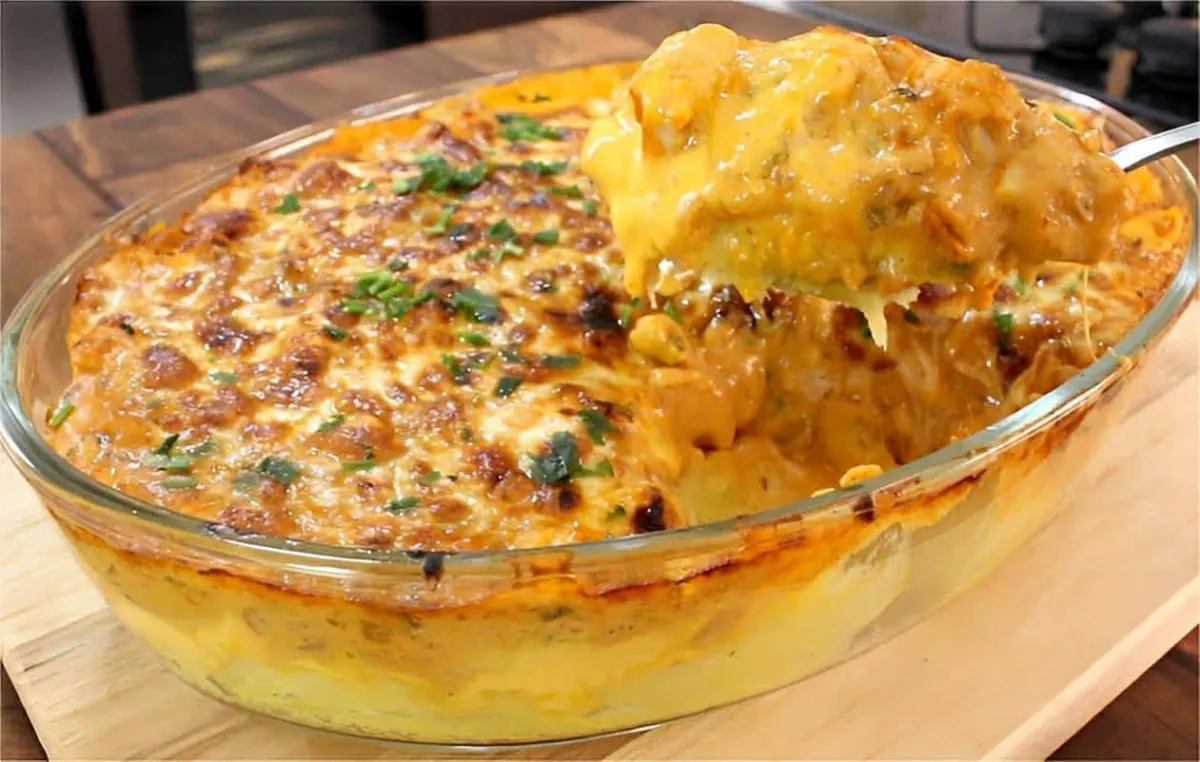 Frango com mandioca gratinado no forno simples e prático per