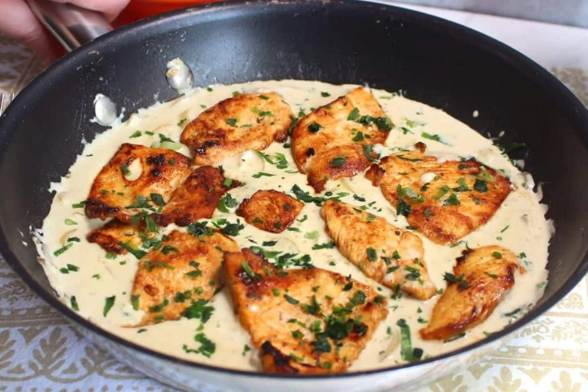 Frango com molho de queijo bem derretido, que fica pronto ra