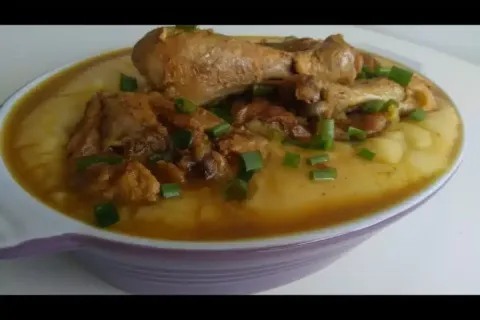 Frango com polenta mineira muito cremoso e bem temperado, um
