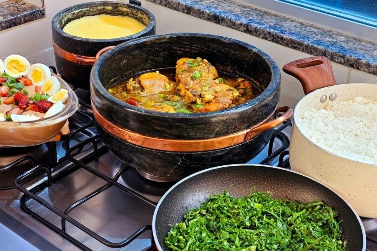 Frango com quiabo delicioso e tradicional que acompanha um a