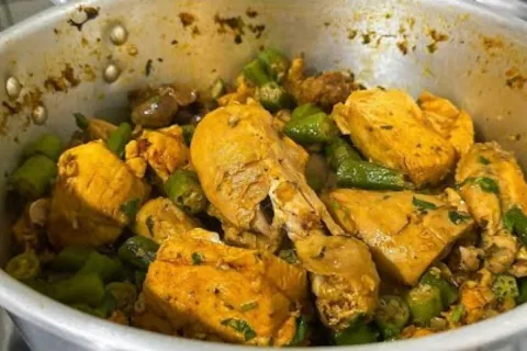 Frango com quiabo sem baba feito com um truque especial, um 
