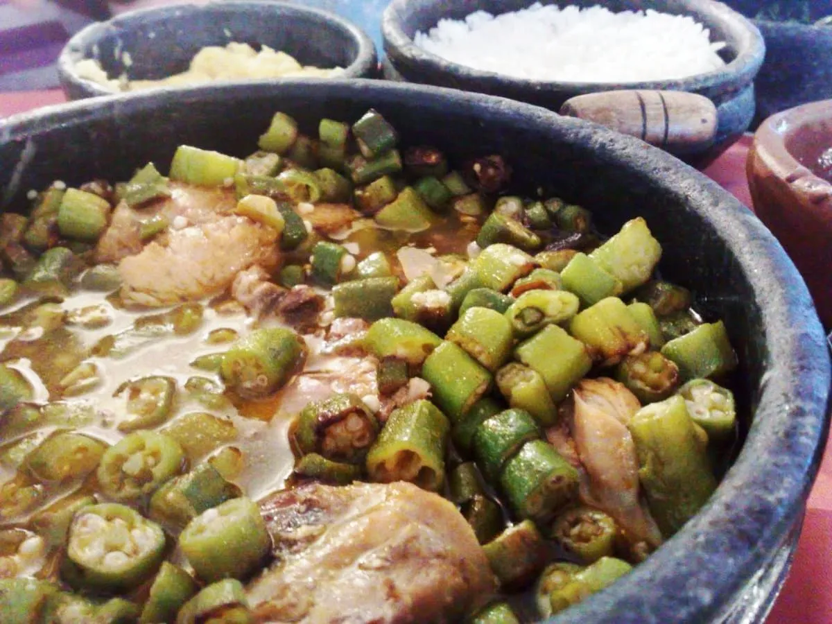 Frango com quiabo, um delicioso prato da culinária mineira p
