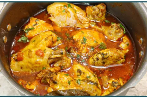 Frango cozido na panela suculento e com aquele caldinho sabo