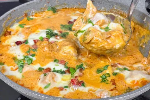 Frango cremoso na frigideira, uma refeição deliciosa e sucul