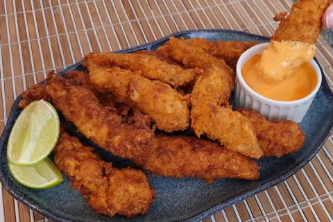 Frango crocante com Doritos e um molho especial, que fica ig