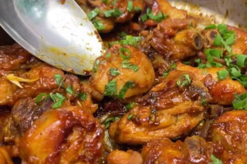 Frango de restaurante na panela de pressão com tempero espec